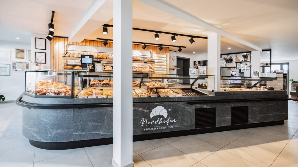 Moderne Bäckerei mit Theke und frischen Backwaren
