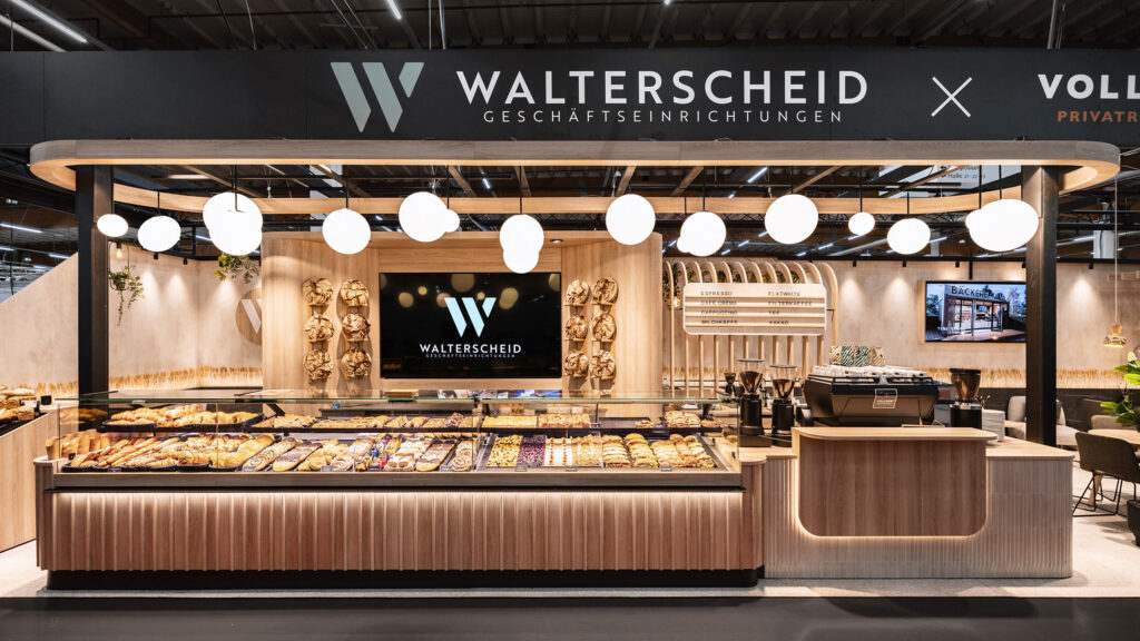 Moderner Bäckerei-Messestand mit Verkaufstheke und Beleuchtung